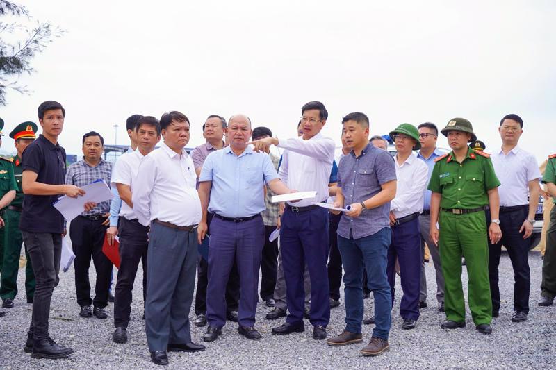 Leaders from Hai Phong city examine preparations for the project’s breaking ground ceremony.