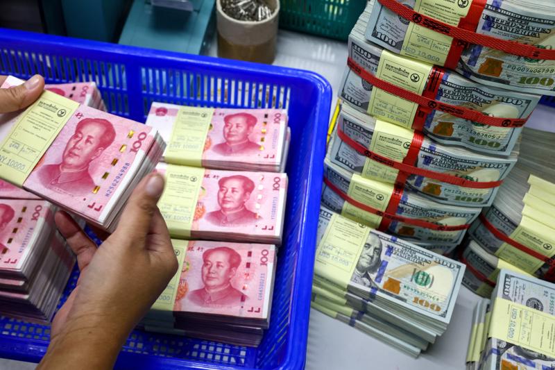 Tháng 3/2023, lần đầu tiên Nhân dân tệ vượt qua USD trở thành đồng tiền được sử dụng nhiều nhất trong các giao dịch xuyên biên giới ở Trung Quốc - Ảnh: Reuters