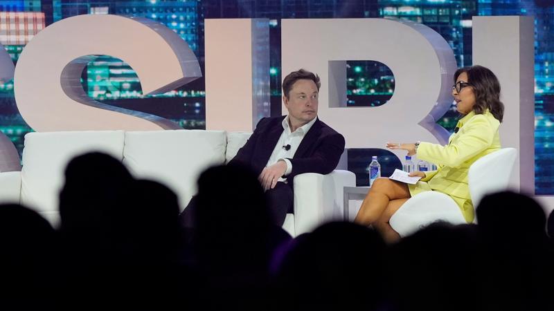Bà Linda Yaccarino tham gia một sự kiện của Twitter cùng ông Elon Musk vào tháng trước - Ảnh: AP