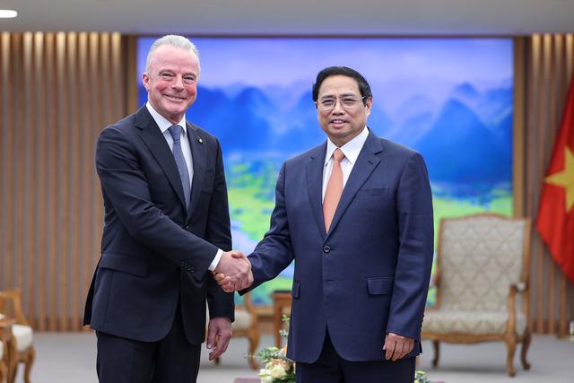 Prime Minister Pham Minh Chinh and Vice President of the Boeing Company and President of Boeing International Brendan Nelson. Photo: VGP