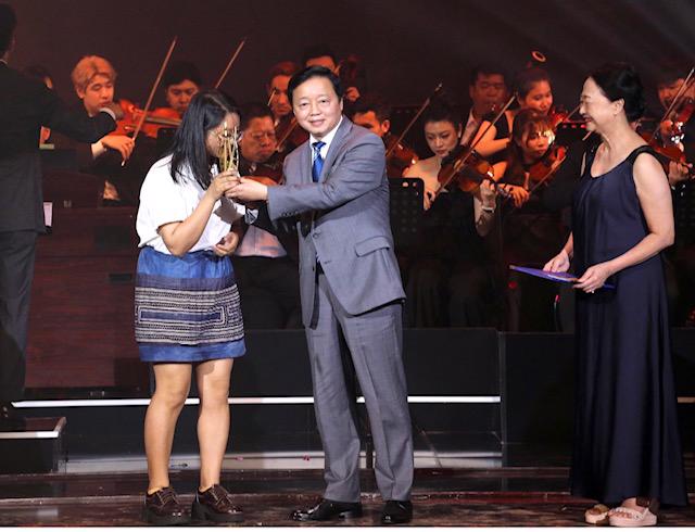 Phó Thủ tướng  Chính phủ Trần Hồng Hà và diễn viên Như Quỳnh trao giải phim xuất sắc tại Lễ bế mạc DANAFF I.