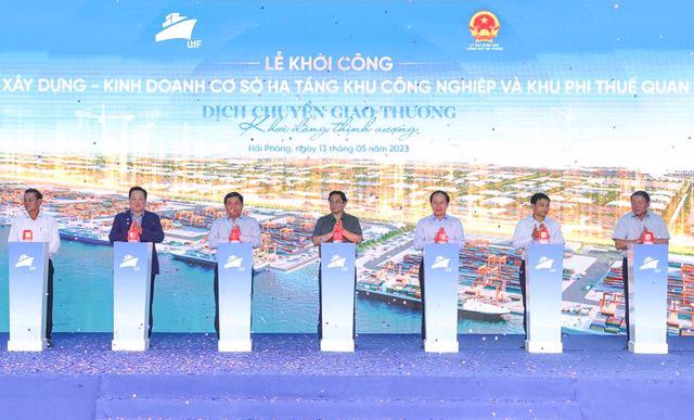 Prime Minister Pham Minh Chinh (C) at the breaking ground ceremony. Photo: VGP