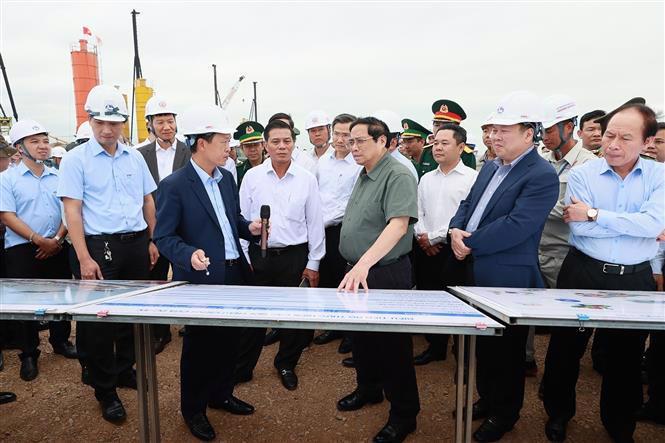 PM Pham Minh Chinh (front, third from right) inspects the construction of terminals at Hai Phong International Gateway Port ></span><span style=