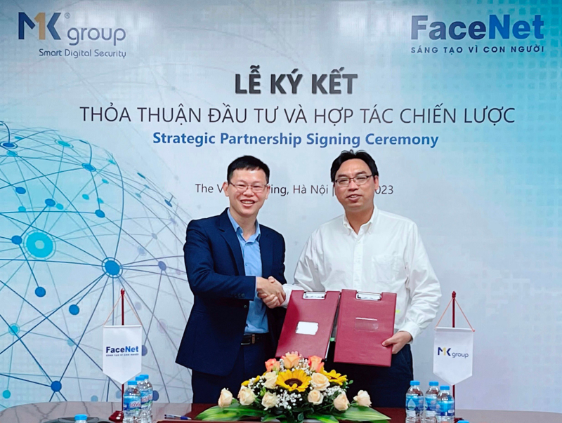 Representatives from the two sides at the signing ceremony.