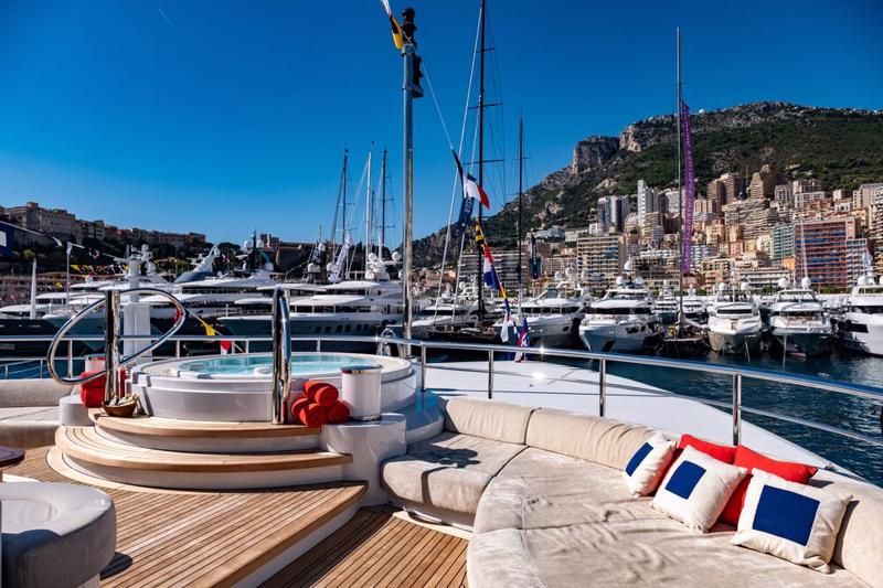 Bồn tắm nước nóng trên boong của một siêu du thuyền sang trọng ở Monaco - Ảnh: Bloomberg
