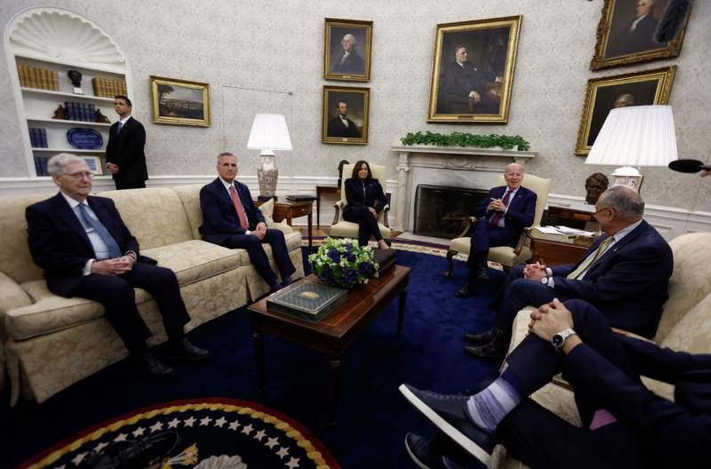 Cuộc gặp giữa Tổng thống Mỹ Joe Biden, Phó tổng thống Kamala Harris, và các nhà lãnh đạo Quốc hội Mỹ tại Nhà Trắng ngày 16/5 - Ảnh: Reuters.