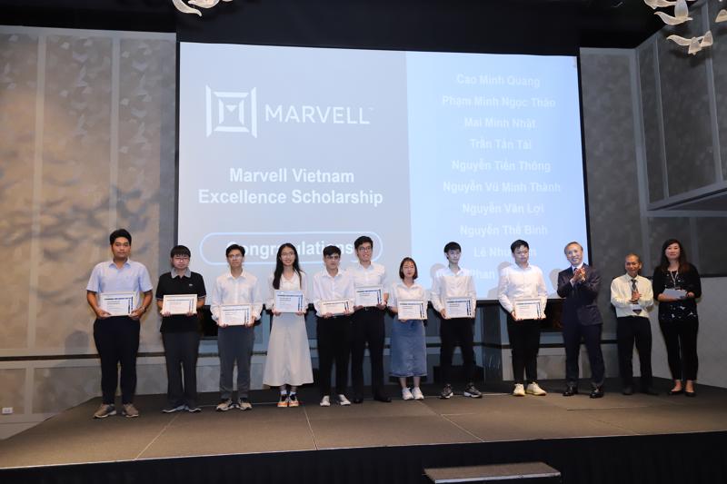 Đại diện Marvell trao học bổng cho 10 sinh viên xuất sắc tại Việt Nam sáng 16/5.