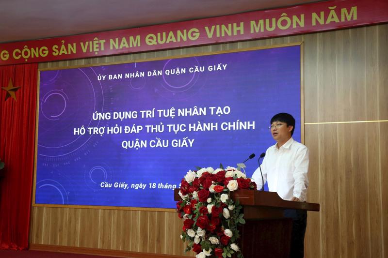 Ông Trần Việt Hà, Phó Chủ tịch UBND quận Cầu Giấy, phát biểu tại Lễ ra mắt ứng dụng trí tuệ nhân tạo hỗ trợ hỏi - đáp thủ tục hành chính (chatbot). 