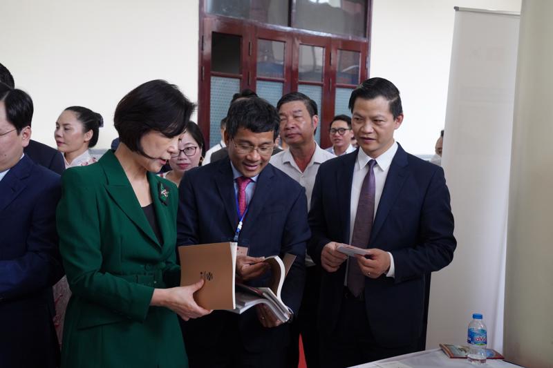 Bà Oh Young Ju Đại sứ Hàn Quốc tại Việt Nam tham quan gian hàng tại triển lãm 