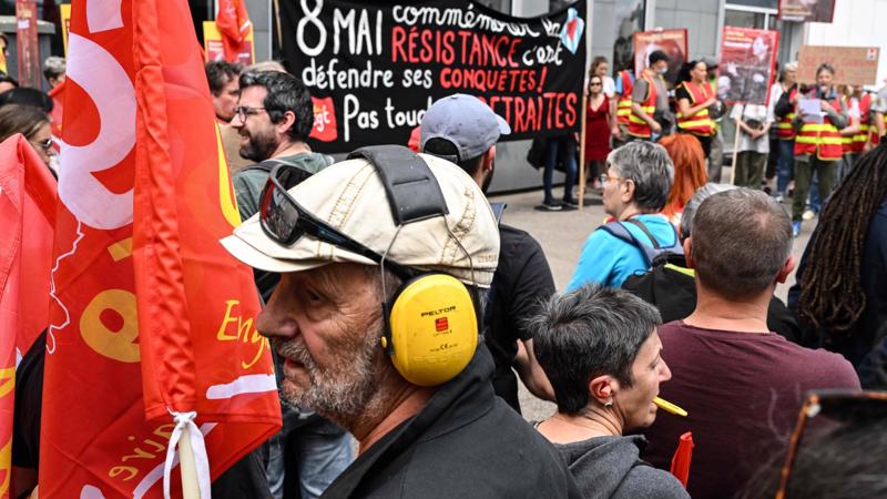 Biểu tình phản đối cải cách lương hưu ở Lyon, Pháp vào đầu tháng này. Tháng trước, Fitch đã hạ xếp hạng tín nhiệm của Pháp và cảnh báo chương trình cải cách của Tổng thống Emmanuel Macron có thể bị đình trệ - Ảnh: Getty Images