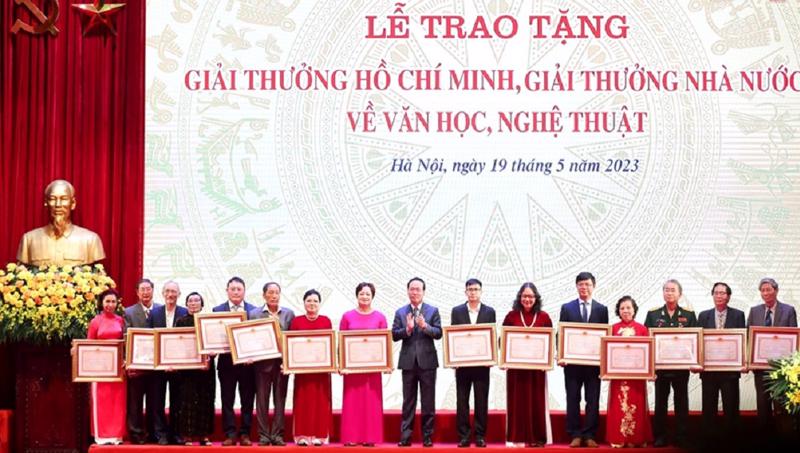  Chủ tịch nước Võ Văn Thưởng chụp ảnh lưu niệm với các tác giả, đồng tác giả và thân nhân tác giả được tặng, truy tặng Giải thưởng Hồ Chí Minh về văn học nghệ thuật.