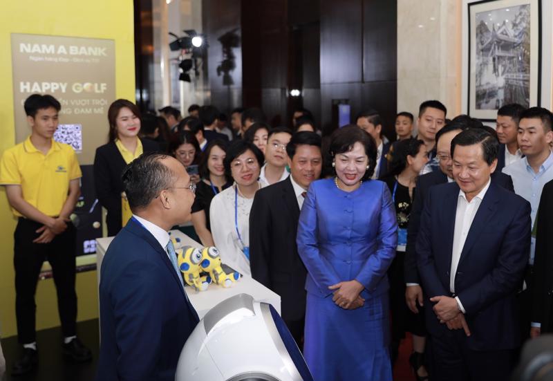Phó Thủ tướng Chính phủ Lê Minh Khái và Thống đốc Ngân hàng Nhà nước Nguyễn Thị Hồng cùng đoàn đại biểu tham quan hệ sinh thái Ngân hàng số Nam A Bank.
