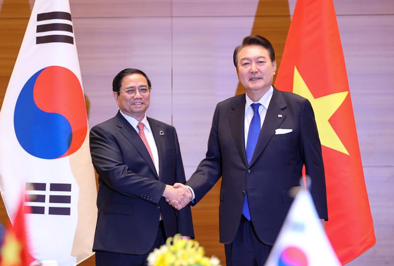 Thủ tướng Phạm Minh Chính và Tổng thống Hàn Quốc Yoon Suk Yeol - Ảnh: VGP