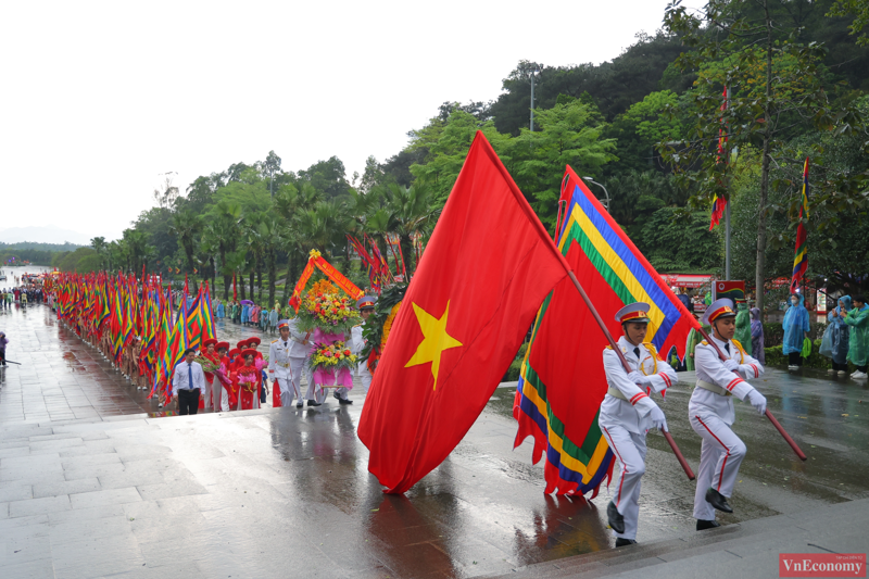 Đoàn dâng hương tại Lễ hội Đền Hùng năm 2023.