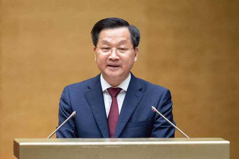 thừa ủy quyền của Thủ tướng Chính phủ, Phó Thủ tướng Chính phủ Lê Minh Khái trình bày báo cáo tại phiên khai mạc - Ảnh: Quochoi.vn