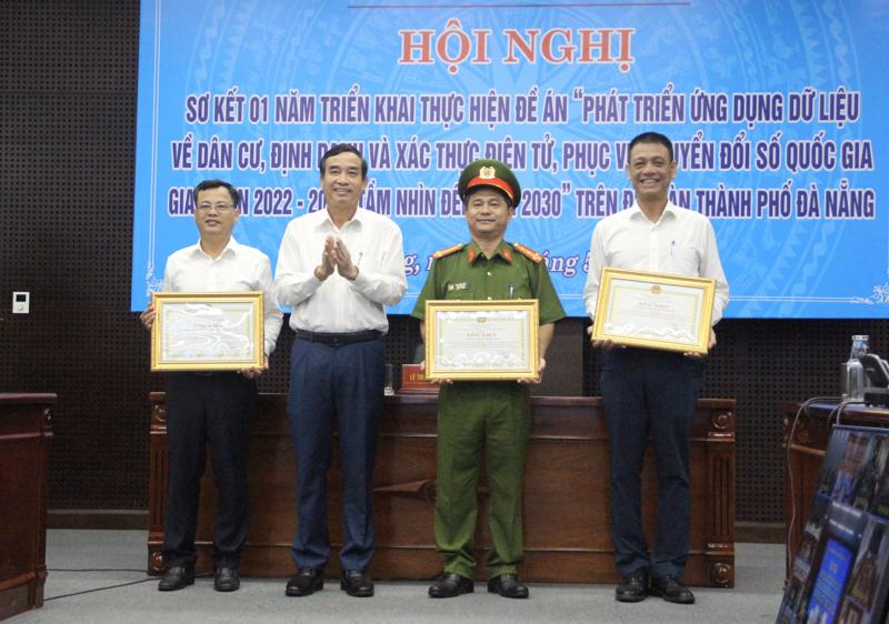 Chủ tịch UBND TP. Đà Nẵng Lê Trung Chinh (người thứ hai từ trái sang) tặng Bằng khen cho các tập thể, cá nhân đạt thành tích xuất sắc trong thực hiện Đề án 06/CP.