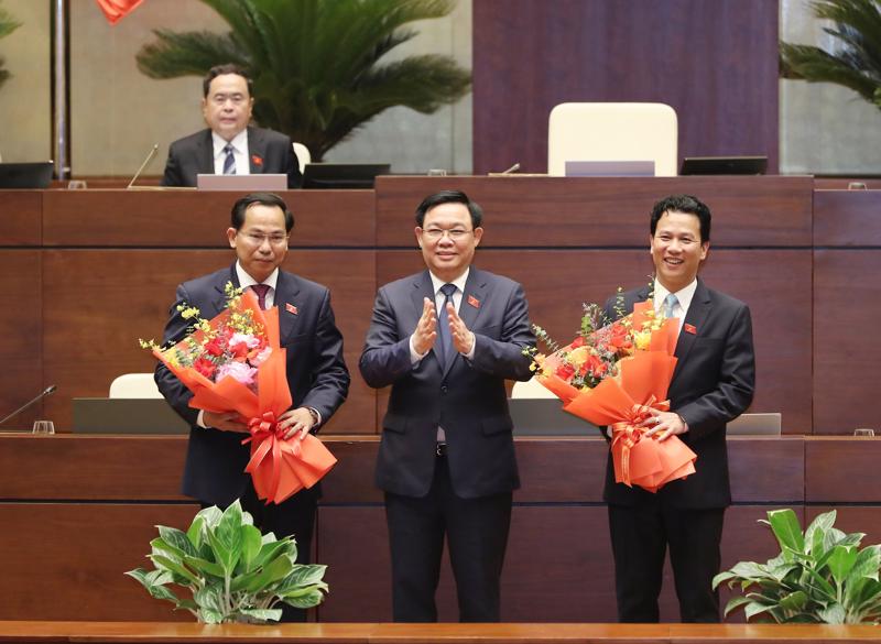 Chủ tịch Quốc hội Vương Đình Huệ tặng hoa chúc mừng tân Chủ nhiệm Ủy ban Tài chính, Ngân sách của Quốc hội Lê Quang Mạnh và Bộ trưởng Bộ Tài nguyên và Môi trường Đặng Quốc Khánh