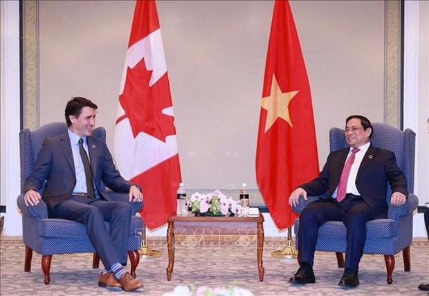 Prime Minister Pham Minh Chinh (R) and his Canadian counterpart Justin Trudeau at the meeting (Photo: VNA)