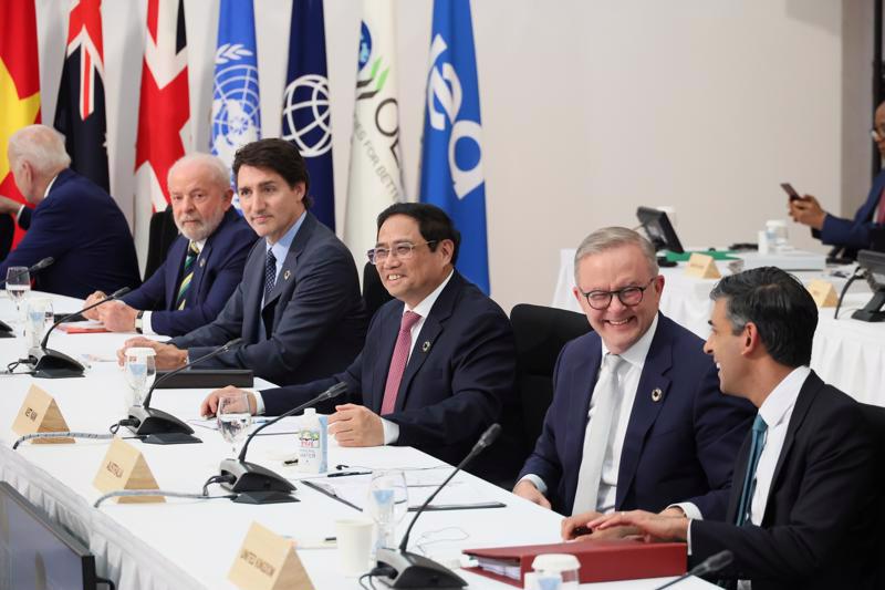 Prime Minister Pham Minh Chinh (3rd from right) attends the first plenary session of the expanded G7 Summit in Hiroshima on May 20. Photo: VGP