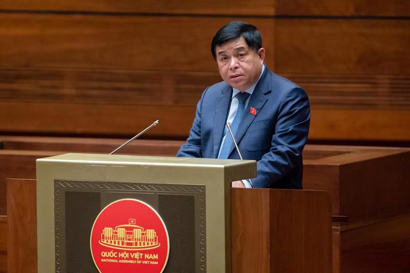 Minister of Planning and Investment Nguyen Chi Dung presented the report to the National Assembly. Photo: quochoi.vn