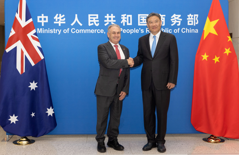 Bộ trưởng Thương mại Australia Don Farrell gặp người đồng cấp Trung Quốc Wang Wentao tại Bắc Kinh ngày 12/5 - Ảnh: Reuters