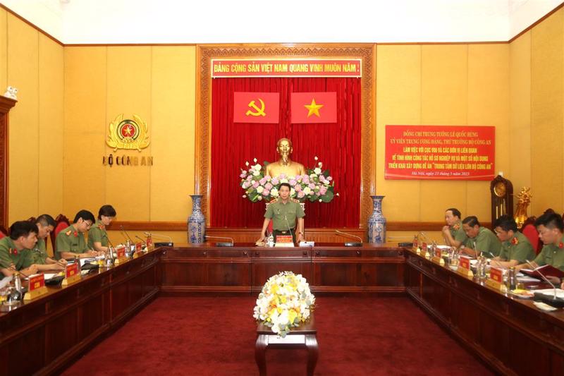 Thứ trưởng Lê Quốc Hùng chủ trì buổi làm việc với Cục Hồ sơ nghiệp vụ và các đơn vị liên quan ngày 23/5.