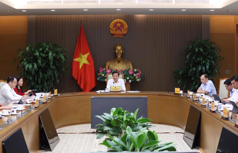 Deputy Prime Minister Le Minh Khai chairing the meeting. Photo: VGP