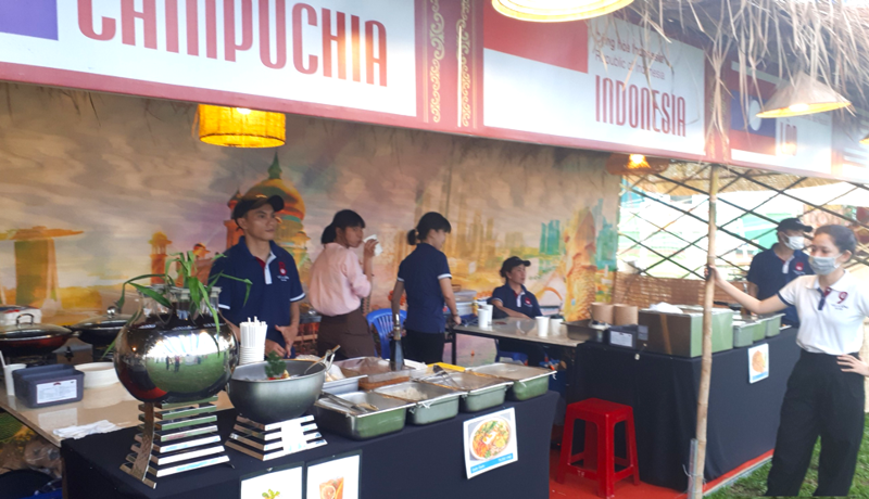 Gian hàng đặc sản Campuchia tại Ngày hội văn hoá ẩm thực Đông Nam Á tại TP.HCM.