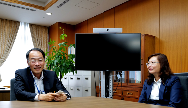 Chủ tịch Ủy ban Chứng khoán Nhà nước Vũ Thị Chân Phương (bên phải) và ông Nakajima Junichi, Chủ tịch JFSA trao đổi tại buổi làm việc.