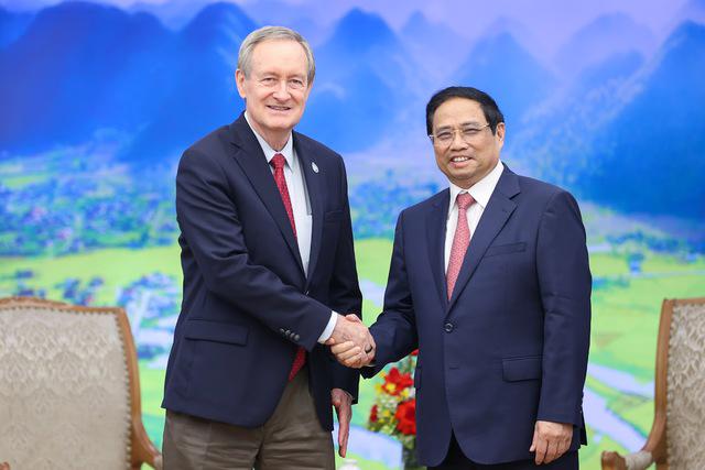 Prime Minister Pham Minh Chinh receives US Senator Mike Crapo in Hanoi on May 26. Photo: VGP