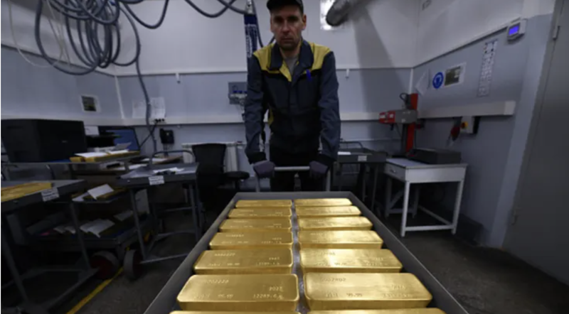 Trong một nhà máy sản xuất vàng ở Nga - Ảnh: Getty/CNBC.