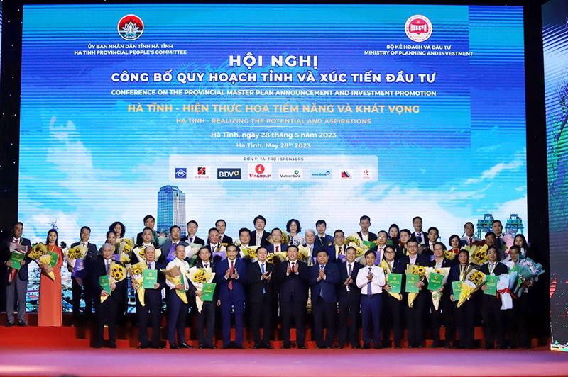 Tại Hội nghị, tỉnh Hà Tĩnh cũng đã trao quyết định chấp thuận chủ trương đầu tư cho 15 dự án.