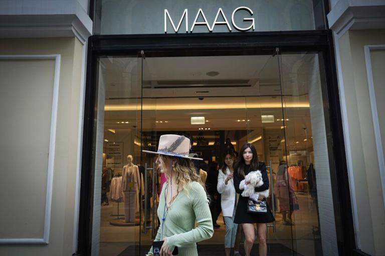 Một người phụ nữ bước ra khỏi cửa hàng Maag mới khai trương - cửa hàng trước đây thuộc sở hữu của Zara, ở Moscow, Nga, ngày 27/4/2023 - Ảnh: AP