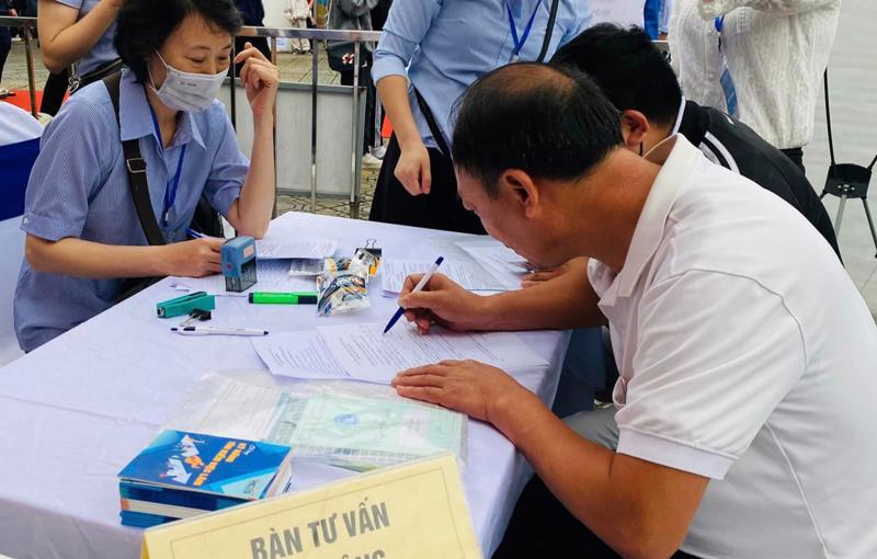 Người lao động Hà Nội đăng ký tìm việc tại một phiên giao dịch việc làm được tổ chức trong tháng 5. Ảnh - N.Dương. 