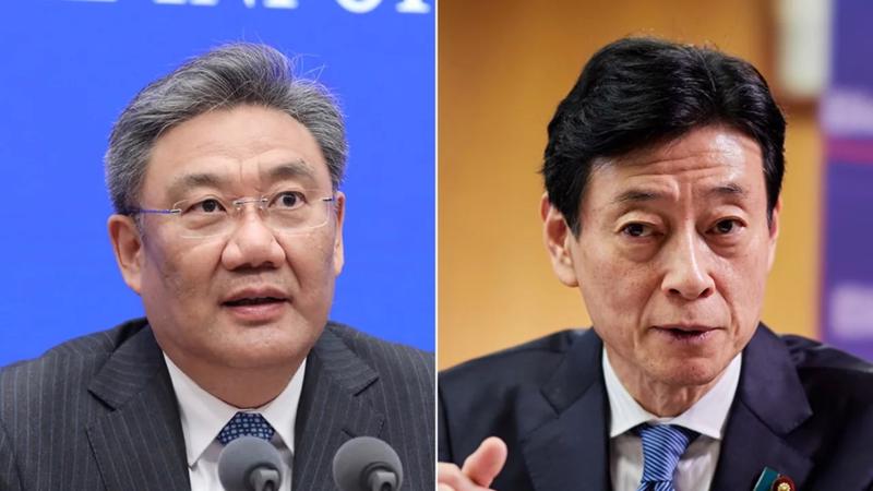 Bộ trưởng Thương mại Trung Quốc, Wang Wentao (bên trái) đã gặp Yasutoshi Nishimura, Bộ trưởng Thương mại Nhật Bản, tại Detroit vào tuần trước.
