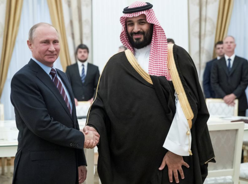 Tổng thống Nga Vladimir Putin (trái) và Thái tử Saudi Arabia Mohammed bin Salman.