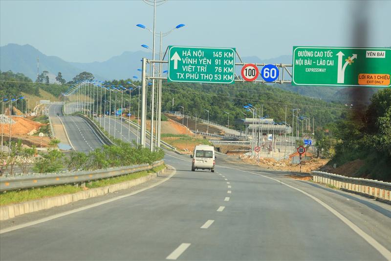 Dự án này được điều chỉnh để triển khai ngay giai đoạn 2 trong năm 2023 với 4 làn xe, kết nối với cao tốc Nội Bài - Lào Cai.