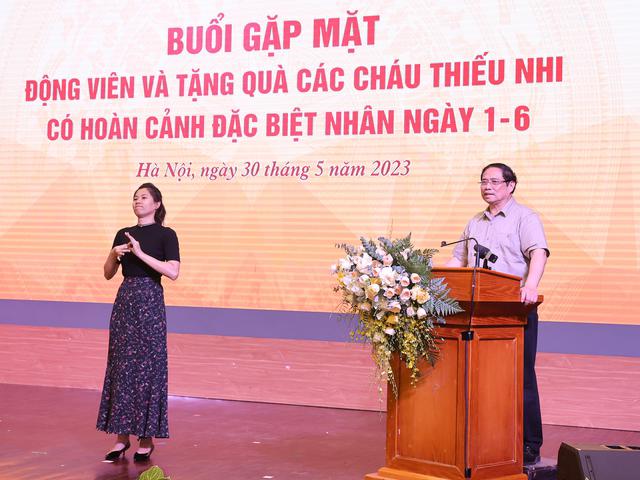 Thủ tướng phát biểu khi thăm hai ngôi trường tại Hà Nội chiều 30/5. Ảnh - VGP. 