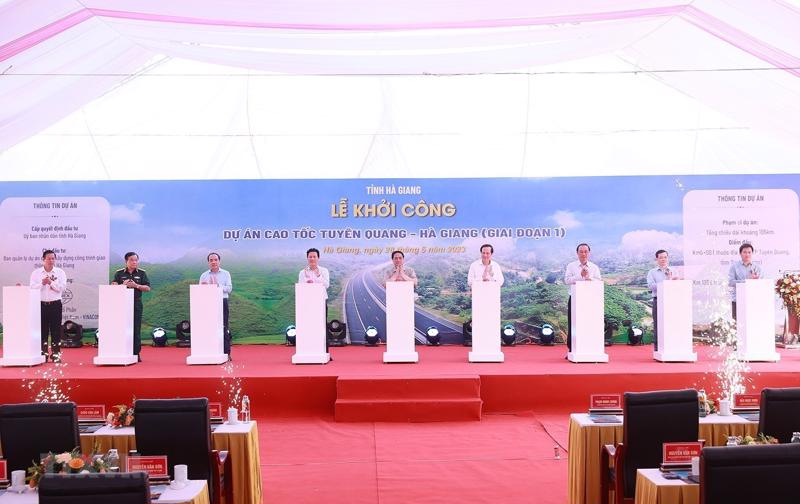 PM Pham Minh Chinh (C) attended the breaking ground ceremony. (Photo: VNA) 
