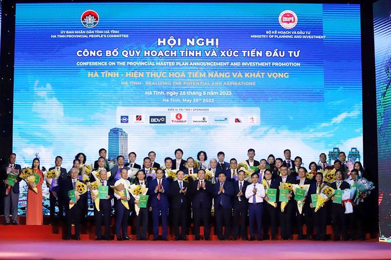 NA Chairman Vuong Dinh Hue (front, 7th from right) at the conference.