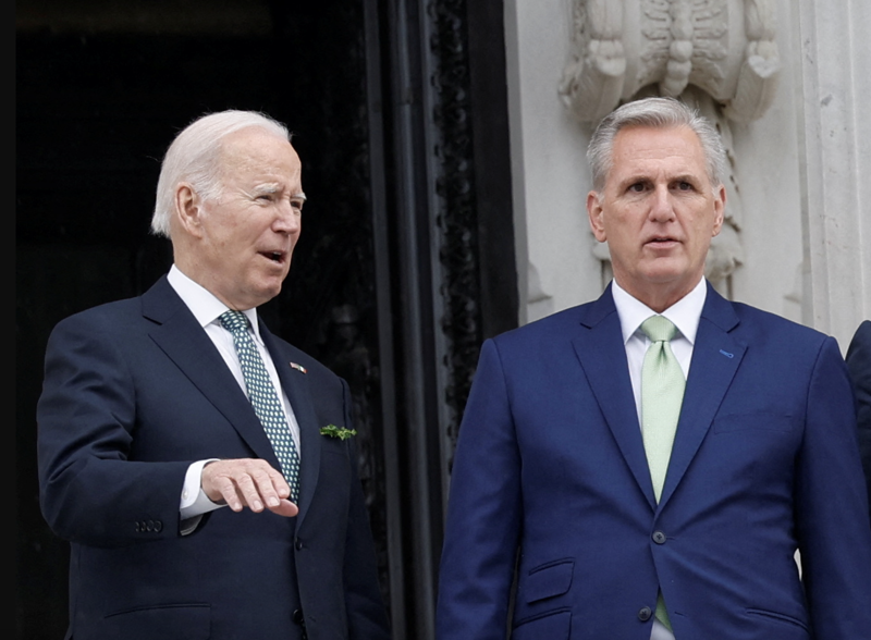 Tổng thống Mỹ Joe Biden (trái) và Chủ tịch Hạ viện Kevin McCarthy - Ảnh (Reuters).