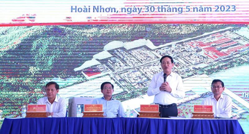 Lãnh đạo tỉnh Bình Định và thị xã Hoài Nhơn cùng chủ trì buổi thông tin dự án Gang thép Long Sơn đến người dân Lộ Diêu