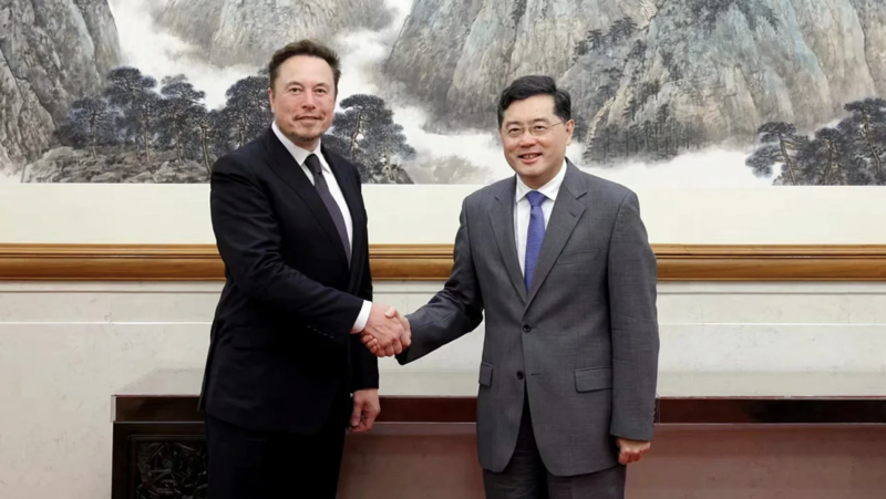 Ngoại trưởng Trung Quốc Tần Cương tiếp CEO Elon Musk của Tesla tại Bắc Kinh hôm 30/5 - Ảnh: Reuters.
