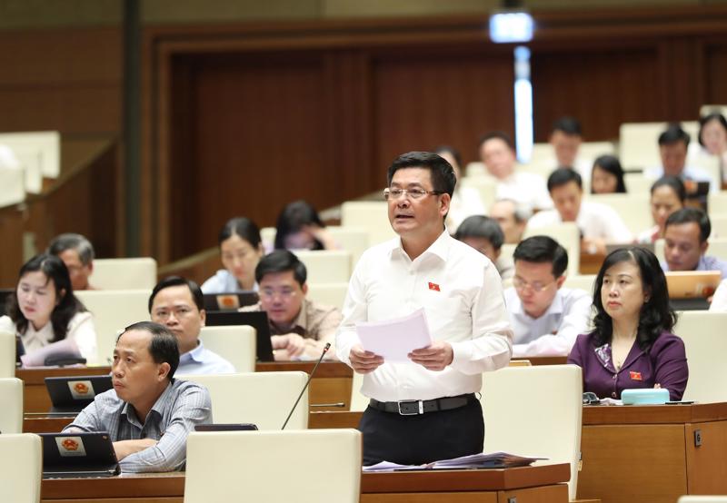 Bộ trưởng Bộ Công Thương Nguyễn Hồng Diên phát biểu giải trình về một số vấn đề liên quan đến thực hành tiết kiệm chống lãng phí trong đầu tư nguồn điện tái tạo.