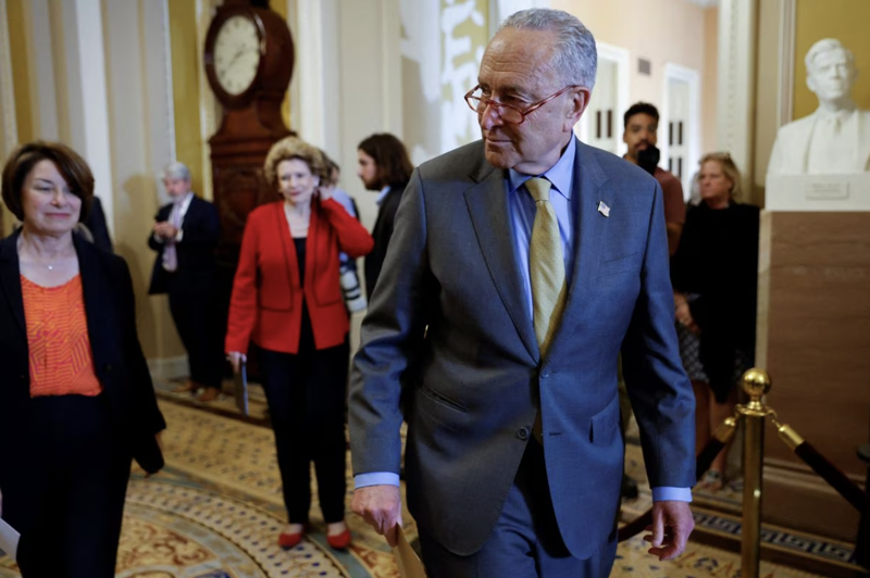 Nghị sỹ Dân chủ Chuck Schumer, thủ lĩnh phe đa số tại Thượng viện Mỹ, tới họp báo sau khi dự luật trần nợ được Thượng viện phê chuẩn ngày 1/6 - Ảnh: Reuters.