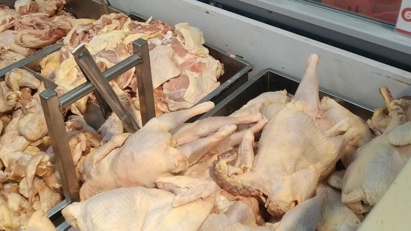 Mỗi tháng hàng chục ngàn tấn gà thải loại ồ ạt nhập lậu vào Việt Nam.