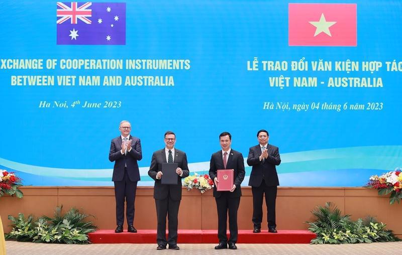 Prime Minister Pham Minh Chinh and his Australian counterpart Anthony Albanese witness the exchange of the MoU in Hanoi on June 4.