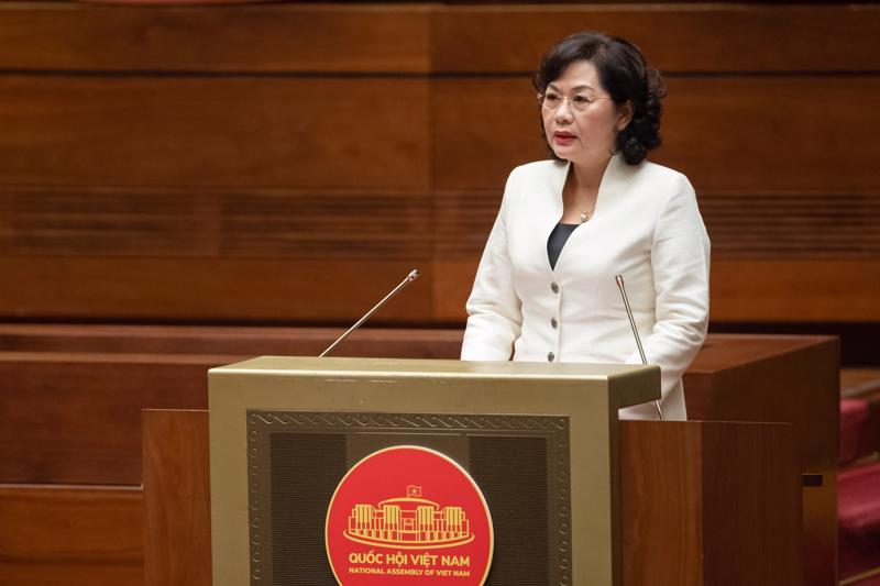 Thống đốc Ngân hàng Nhà nước Nguyễn Thị Hồng trình bày tờ trình.