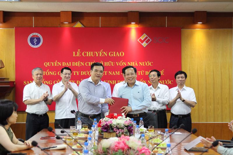 Ông Lê Đức Luận, Thứ trưởng Bộ Y tế và ông Nguyễn Chí Thành, Chủ tịch HĐTV SCIC ký biên bản Chuyển giao và chụp ảnh lưu niệm.