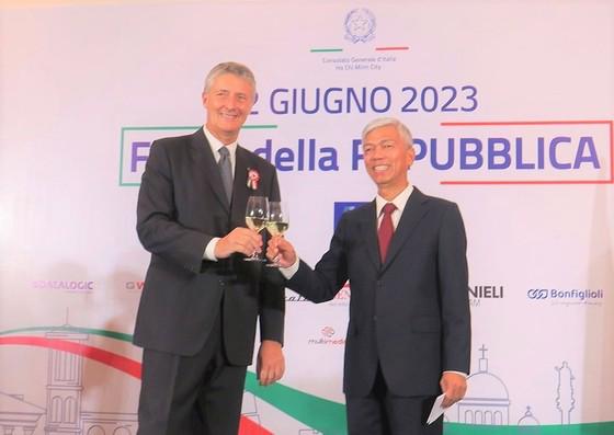 Vice Chairman of the Ho Chi Minh City People’s Committee Vo Van Hoan (R) and Italian Consul General Enrico Padula at the ceremony. (Photo: sggp.org.vn)
